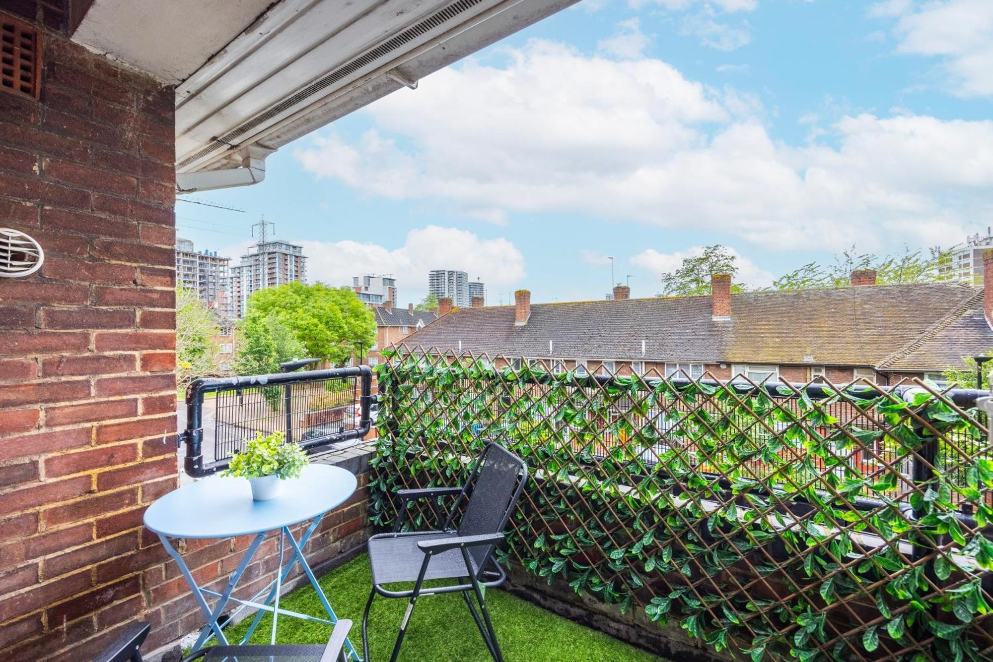 Excel O2 Stunning Large 3 Bedroom Apartment With Balcony London Exteriör bild